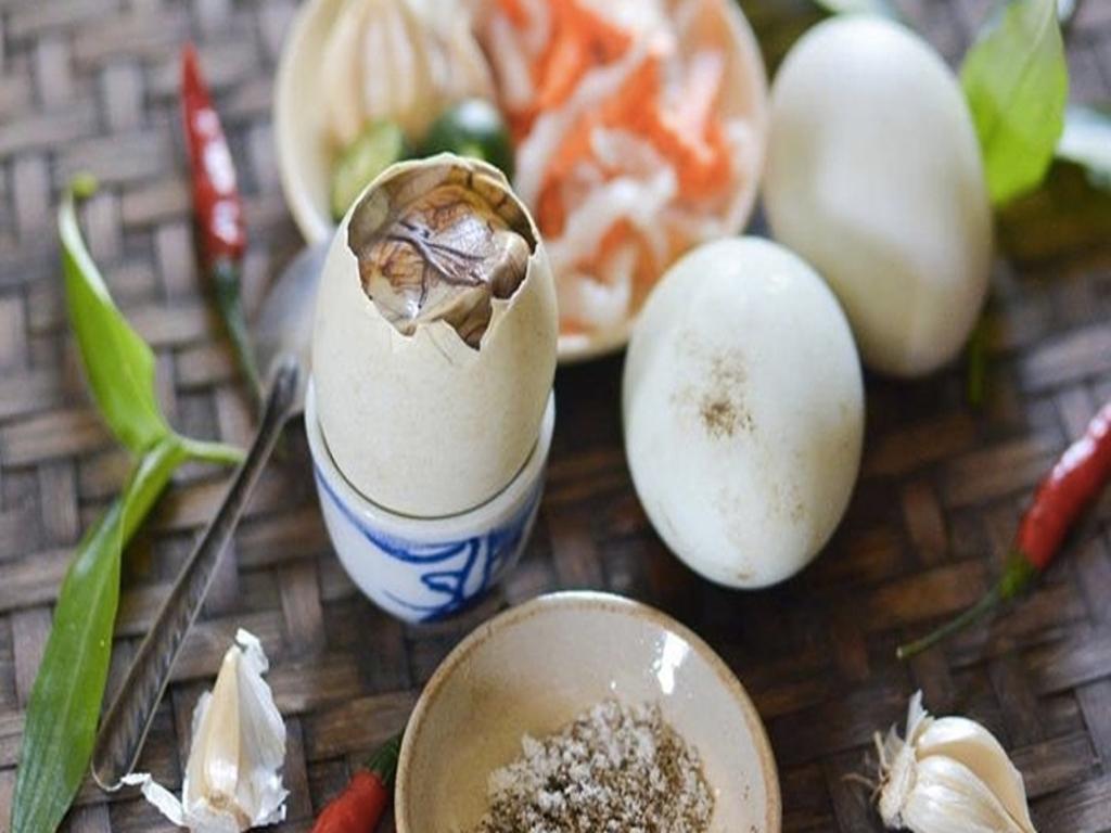 Ăn hột vịt lộn xả xui có thật sự hiệu quả? Giải mã chi tiết phong tục này