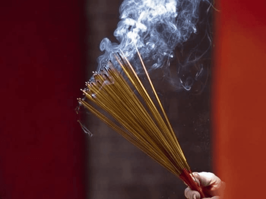 Điềm báo khi đốt nhang “linh ứng” khiến gia chủ phải suy ngẫm lại