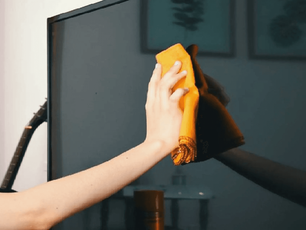 Loại bỏ vết xước tivi cực kỳ hiệu quả bằng 3 mẹo “của dân trong nghề”