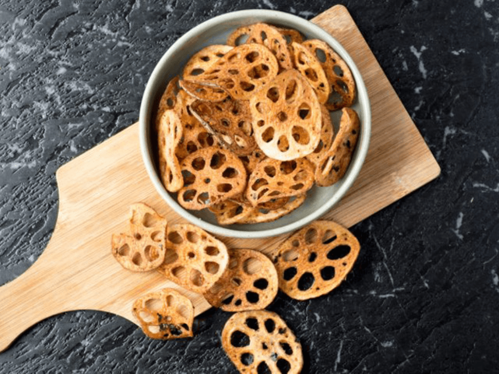 Cách làm snack củ sen giòn rụm không ngấy dầu mỡ “vụng” mấy cũng làm được