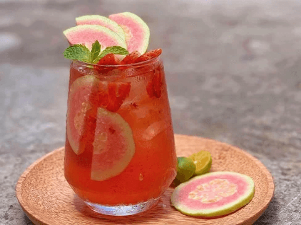 Cách làm trà ổi hồng đơn giản tại nhà cực “cool” cho những ngày oi nóng