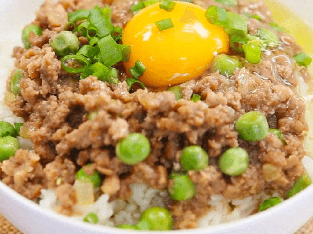Cách làm cơm bò bằm sốt trứng lòng đào béo ngậy khiến già trẻ đều “mê tít”
