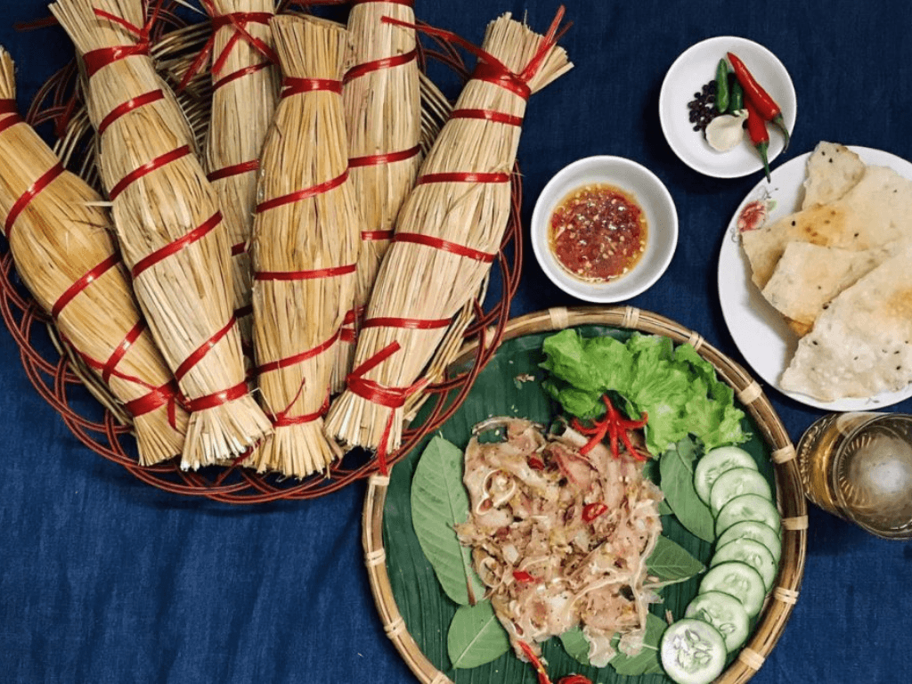 Cách ăn tré Bình Định "học lỏm" kiểu ăn của người địa phương để cảm trọn