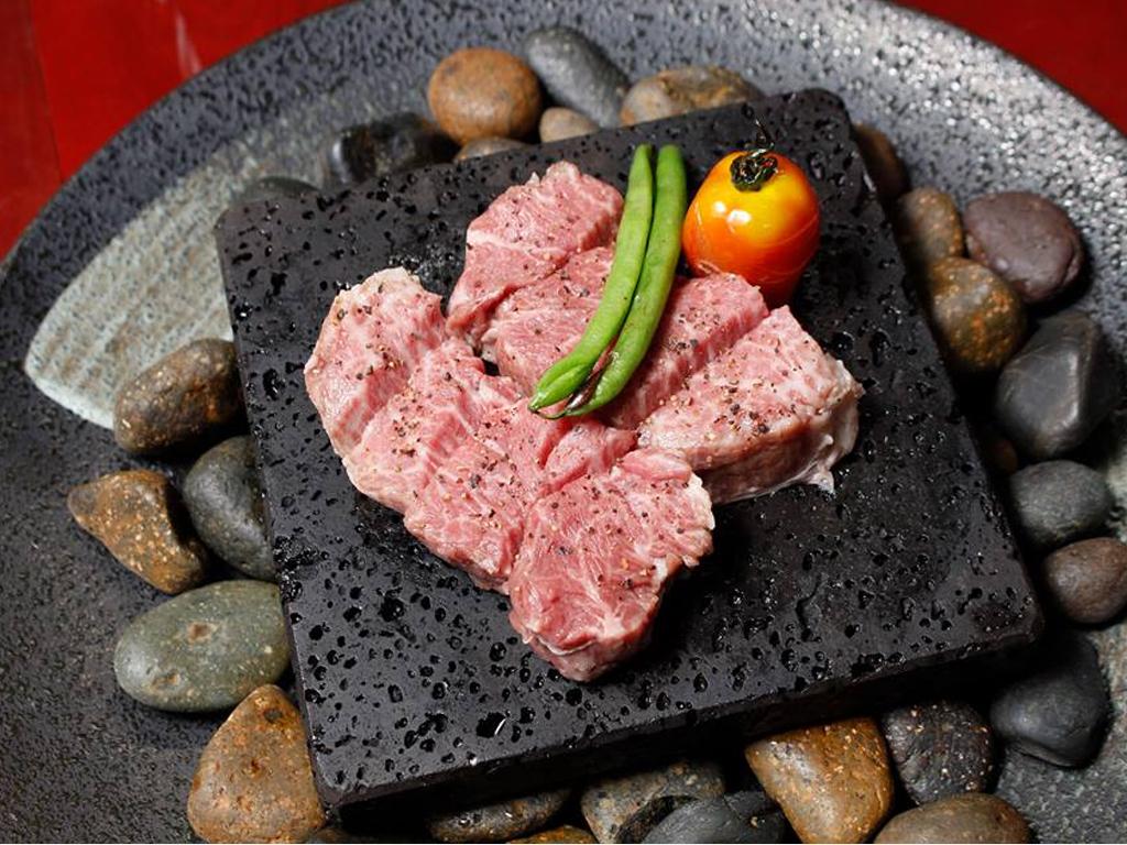 Cách làm thịt nướng đá "ngon quên lối về"