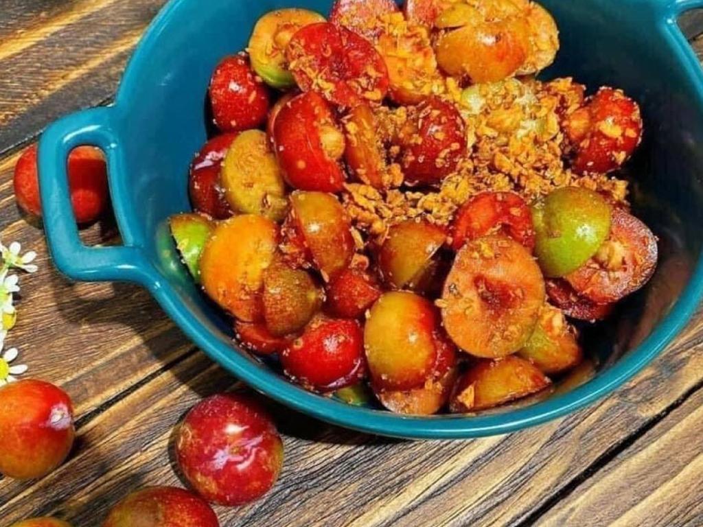 Cách làm mận lắc muối ớt ngon chuẩn công thức "nghiện không lối thoát"
