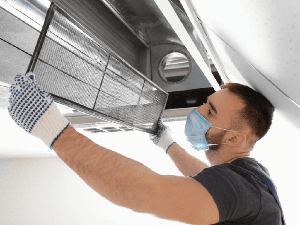 Máy lạnh âm trần, còn được biết đến là máy lạnh ốp trần. Máy thường được lắp đặt ẩn sau trần nhà và tạo nên một không gian trở nên gọn gàng mà còn giúp duy trì thẩm mỹ tổng thể.