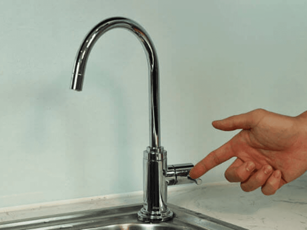 Cách sửa máy lọc nước ra nước thải nhiều do chưa vãn kỹ van xả tay