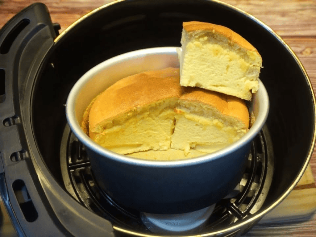 Bật mí cách làm bánh bông lan bằng nồi chiên không dầu siêu dễ, bánh mềm và xốp