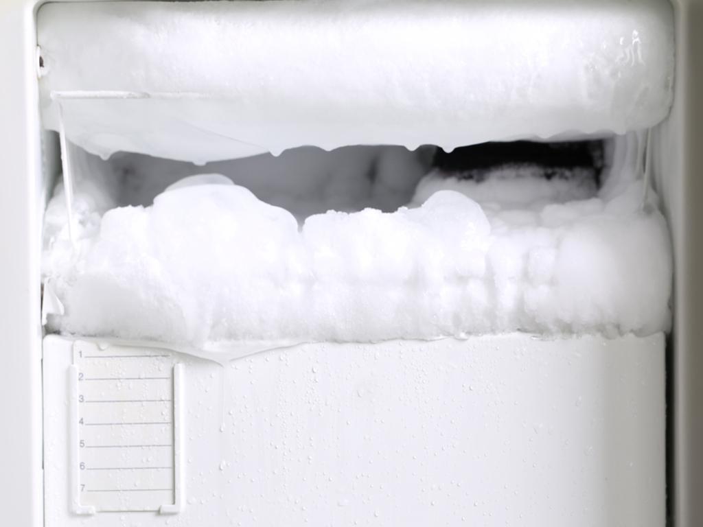 Việc tủ đông lạnh bị đóng tuyết kéo dài có thể ảnh hưởng xấu đến hiệu suất làm lạnh và gây hao tốn điện năng.