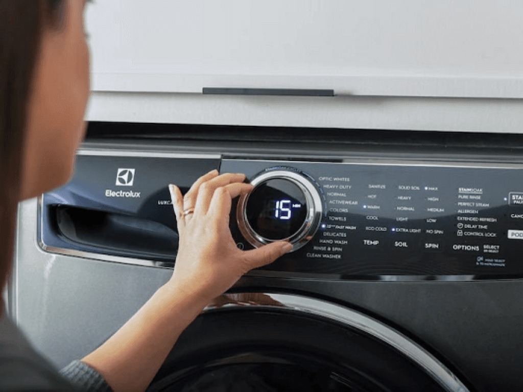 Vệ sinh máy giặt cửa ngang Electrolux bằng viên tẩy chuyên dụng tiết kiệm thời gian