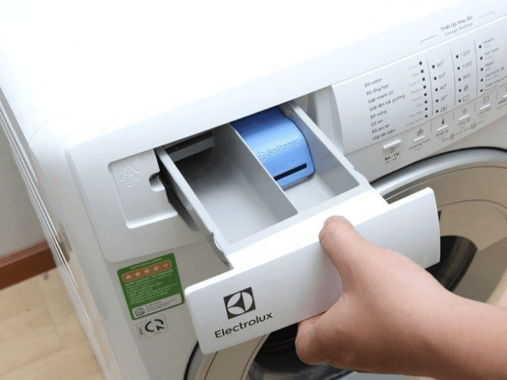 Khay đựng bột giặt của máy giặt Electrolux tháo ra và vệ sinh như ...