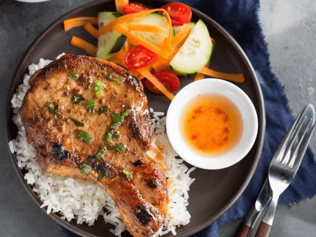 Cách ướp sườn cốt lết nướng ngon ngọt mềm ẩm “cứu đói” những ngày lười