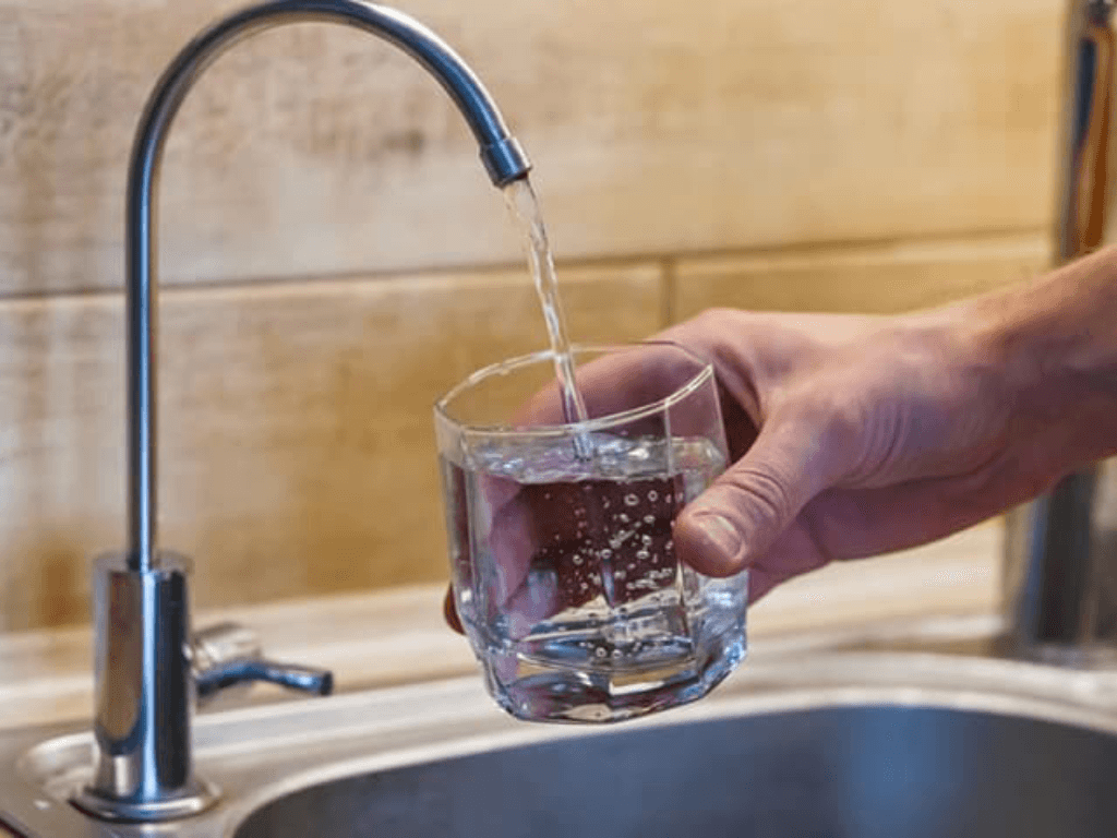 Nước Hydrogen là gì mà già trẻ uống xong ai cũng khen “khác bọt”?