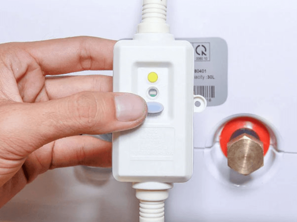 RCCB là thiết bị gì mà thợ điện gọi là “lá chắn” khi dùng bình nóng lạnh?