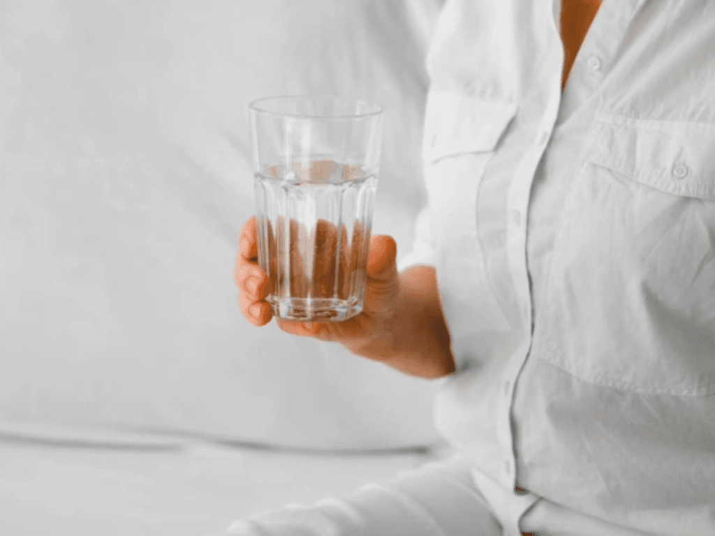 Nước uống tốt cho bệnh gout giúp kiểm soát acid uric “thổi bay” cơn đau