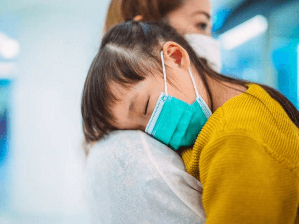 Trẻ bị COVID ho nhiều có nằm điều hòa được không? Bật sai ho “không dứt nổi”