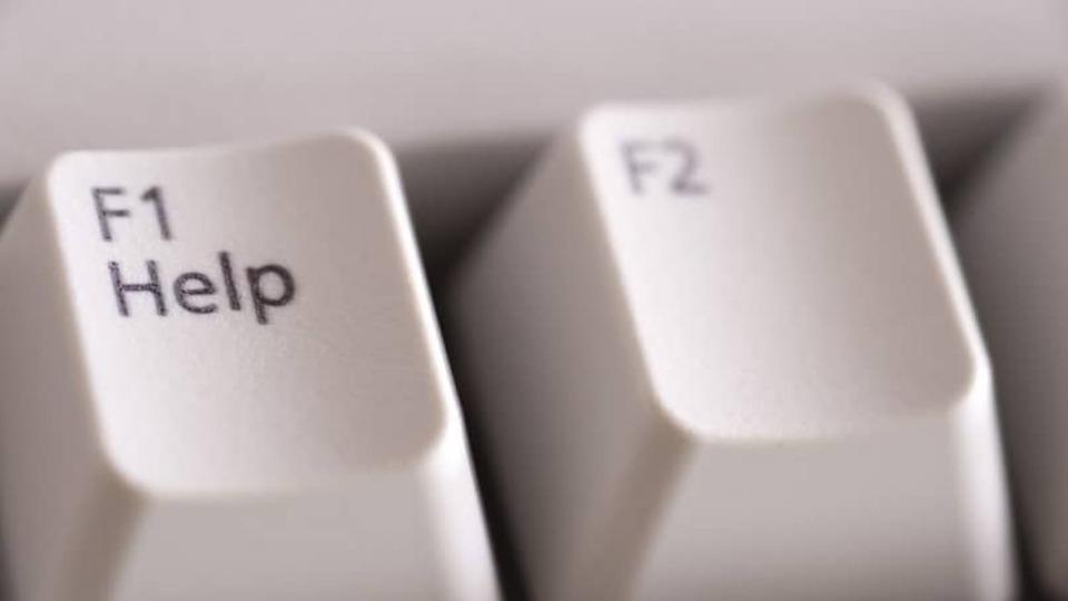 Đưa đĩa cài đặt vào ổ đĩa hoặc cắm USB vào cổng USB của máy tính