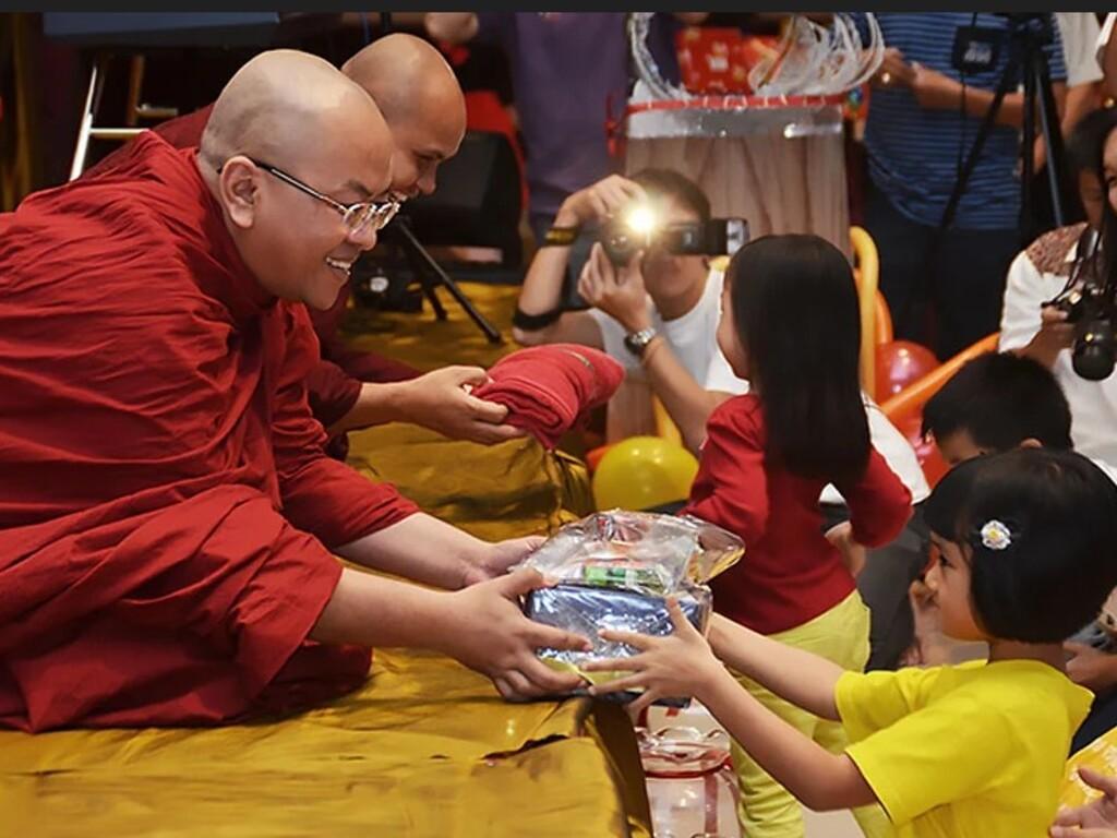 Hướng dẫn cách cúng dường Tam Bảo đúng cách