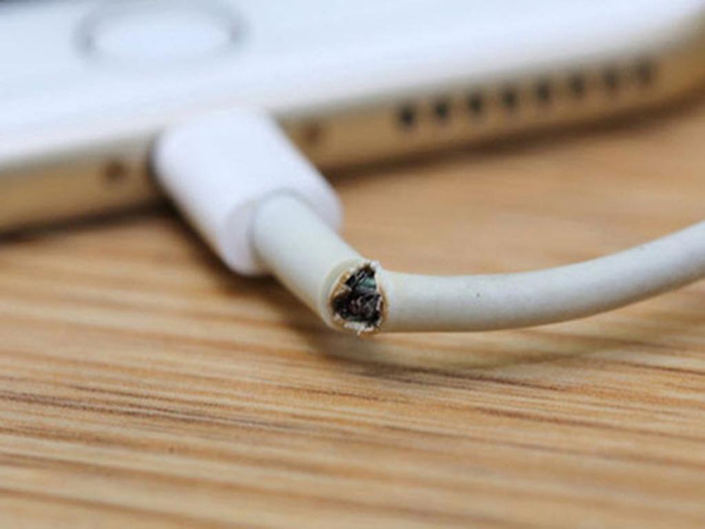 Nguyên nhân điện thoại sạc pin chậm phổ biến