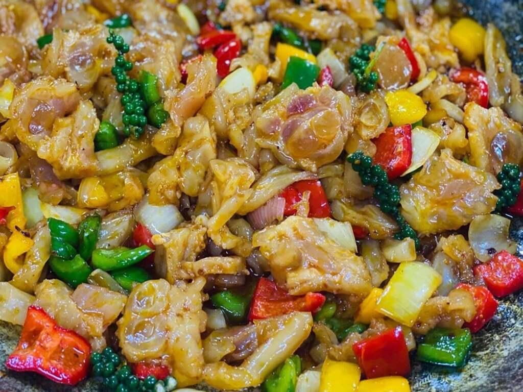 Chuẩn bị nguyên liệu món gân bò xào sa tế