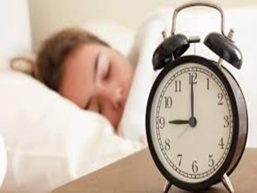 Hướng dẫn cách cài báo thức đồng hồ để bàn chi tiết