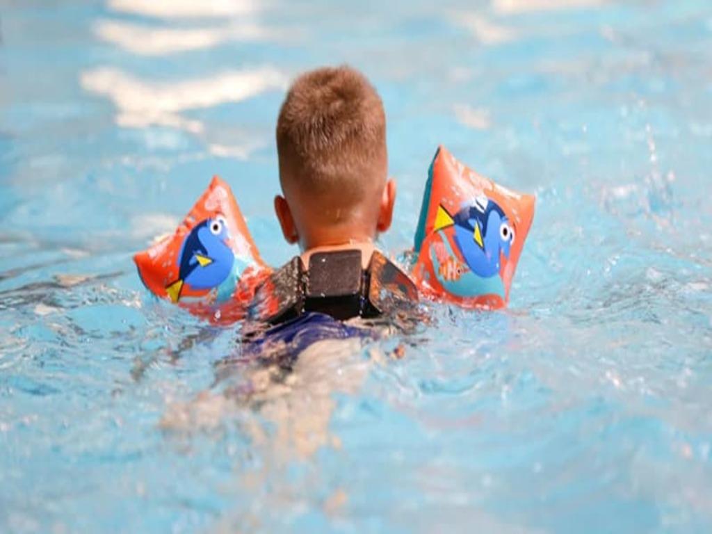 Đặc điểm phao bơi cho bé 1 tuổi và 2 tuổi