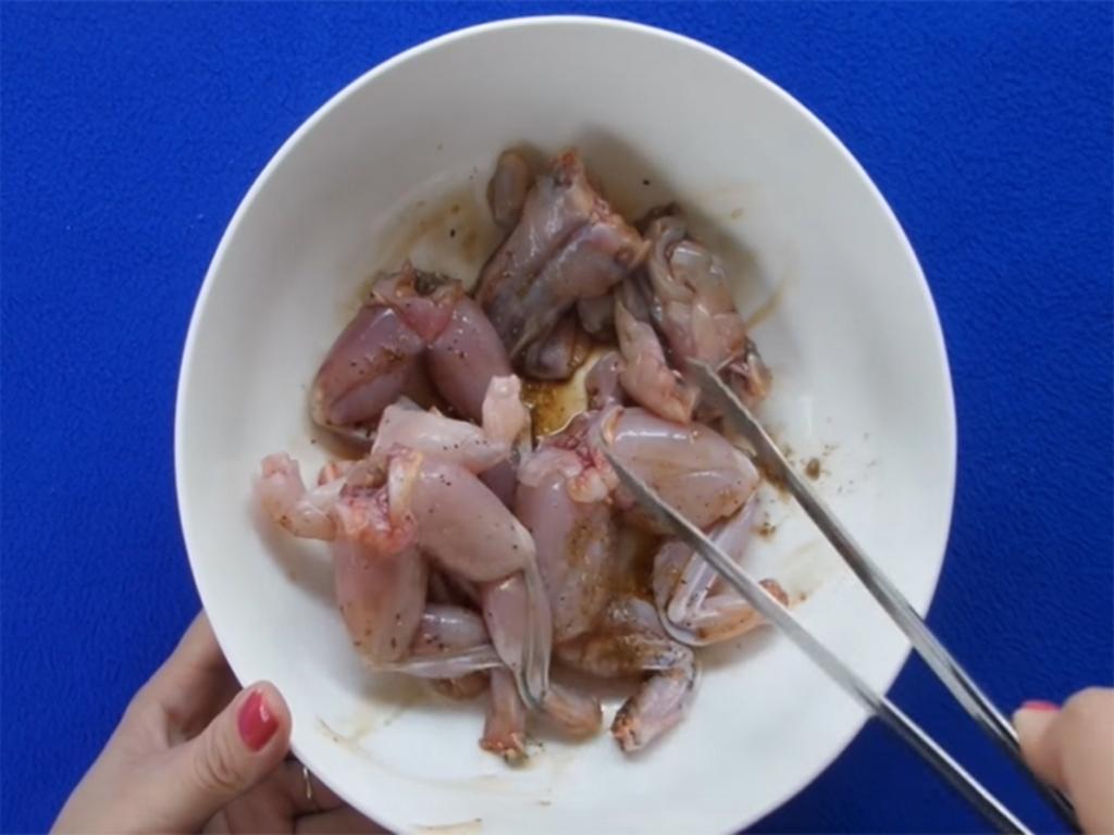 Các bước sơ chế và cách làm thịt ếch khử mùi tanh