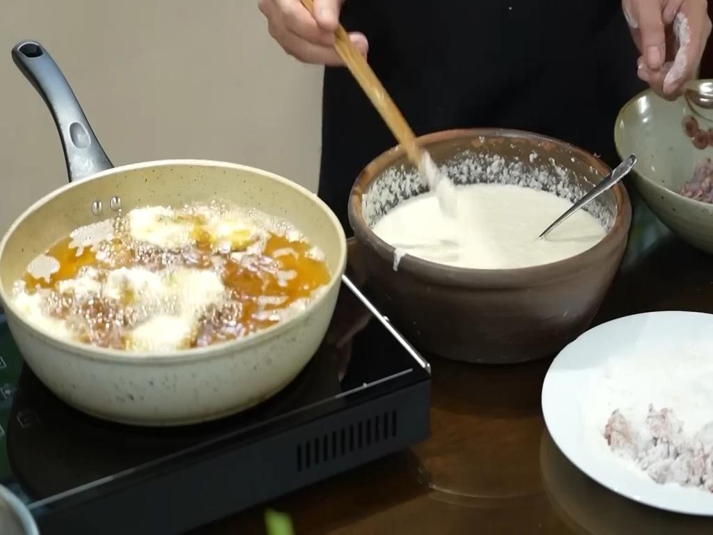 Thực hiện chiên để có món ếch chiên xù giòn đúng chuẩn