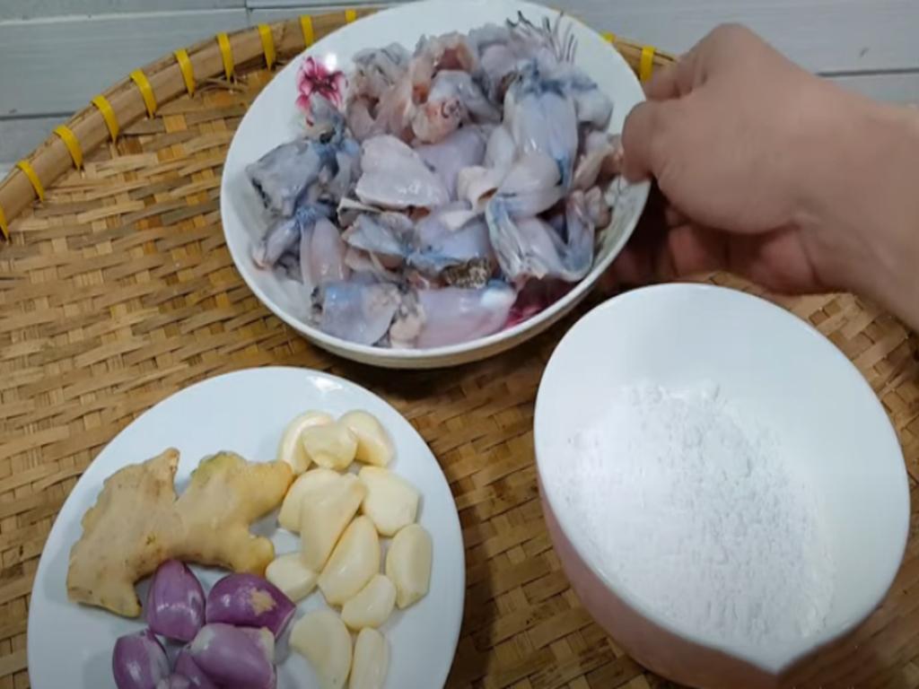 huẩn bị nguyên liệu cho món cách làm ếch chiên xù giòn rụm