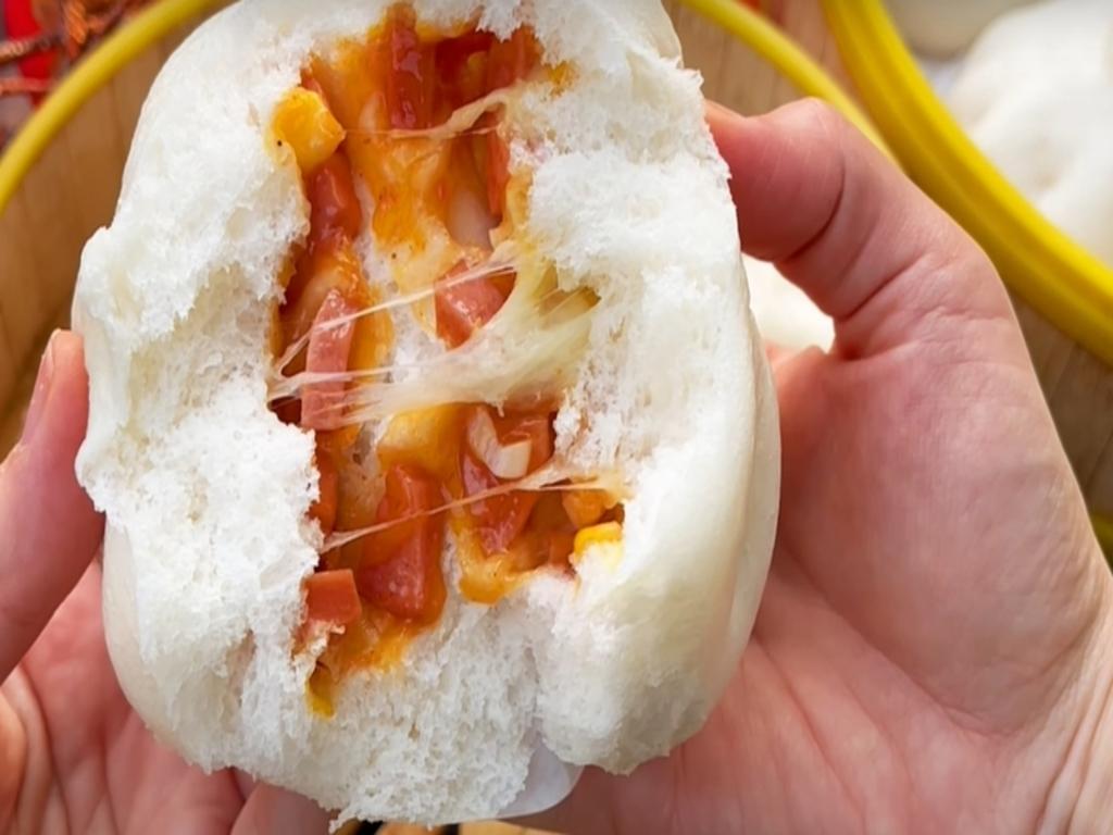 Thưởng thức bánh bao phô mai nóng hổi tại nhà