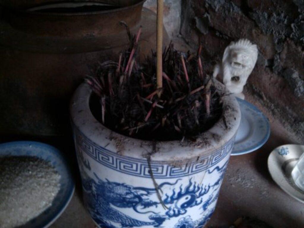 Thắp hương cháy hết chân nhang nên lưu ý