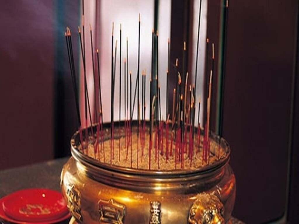 Nhang bị mốc, cháy chân nhang báo hiệu điều gì