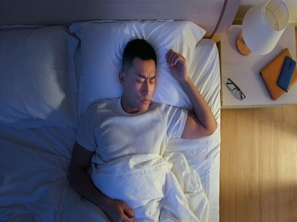Những thói quen khiến sáng ngủ dậy hay bị đau lưng