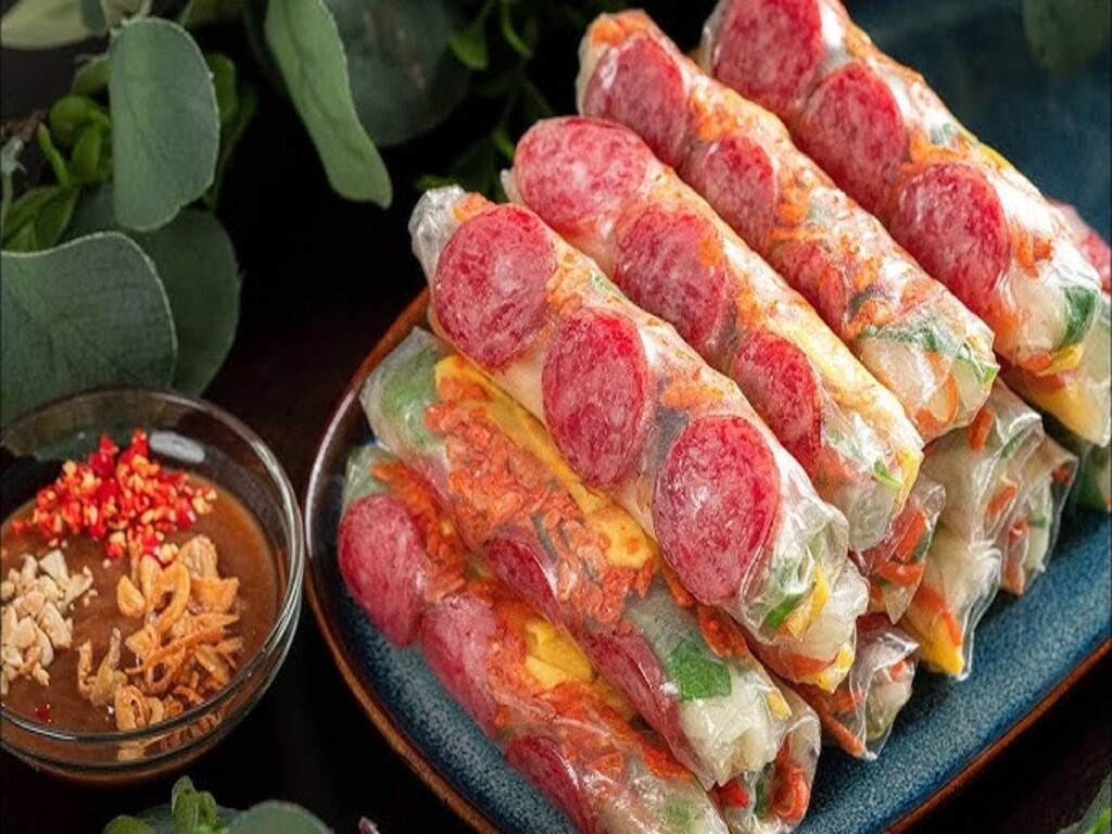 Hoàn thiện món ăn với bánh bò bía và cách cuốn đẹp mắt