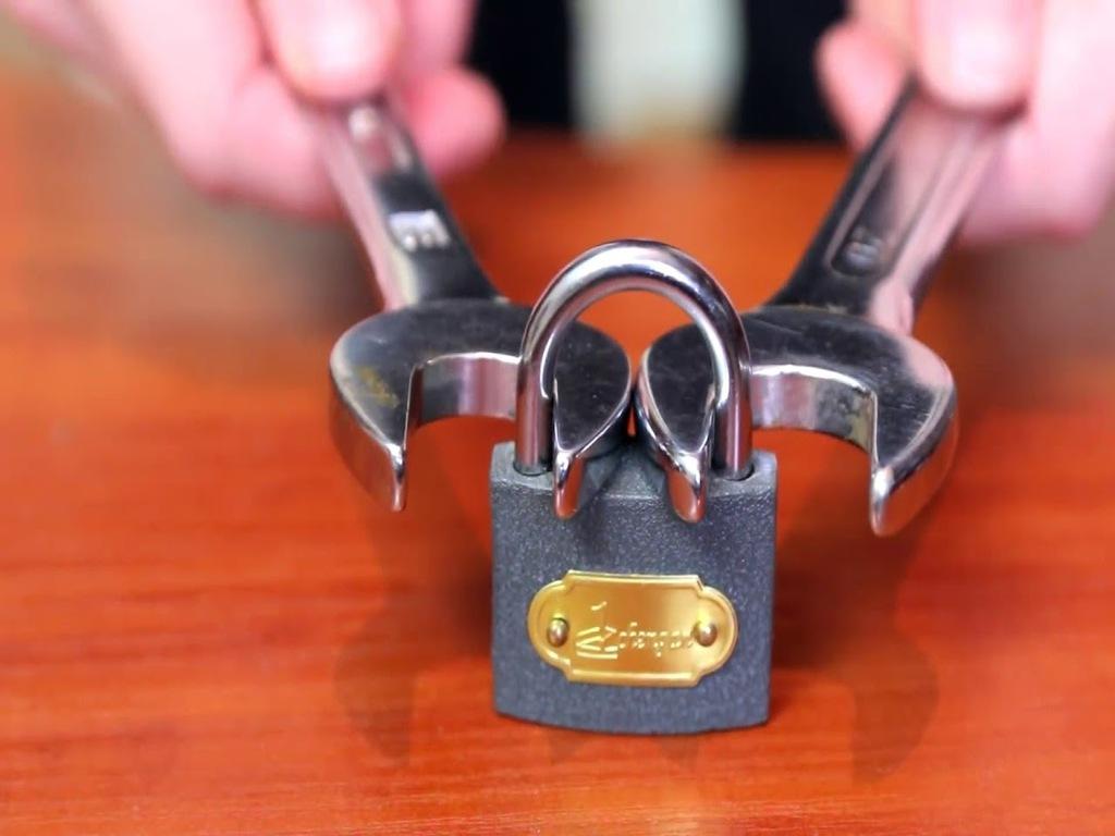 Gợi ý dùng dụng cụ cho cách mở ổ khóa mini