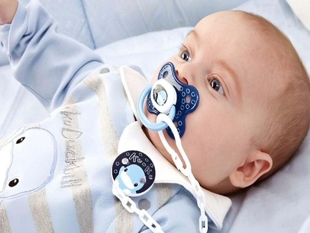 Lợi ích và rủi ro khi có nên cho bé ngậm ti giả