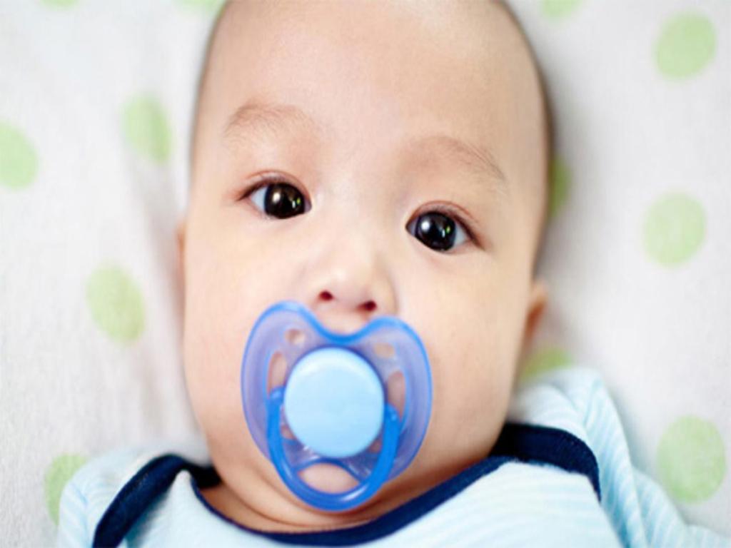 Trẻ sơ sinh có nên ngậm núm vú giả hay không