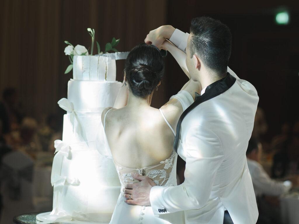 Truyền thống cắt bánh cưới và ý nghĩa phong tục