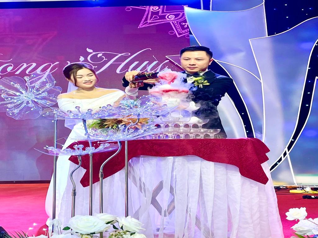 Ý nghĩa ly rượu cô dâu chú rể trong tiệc cưới