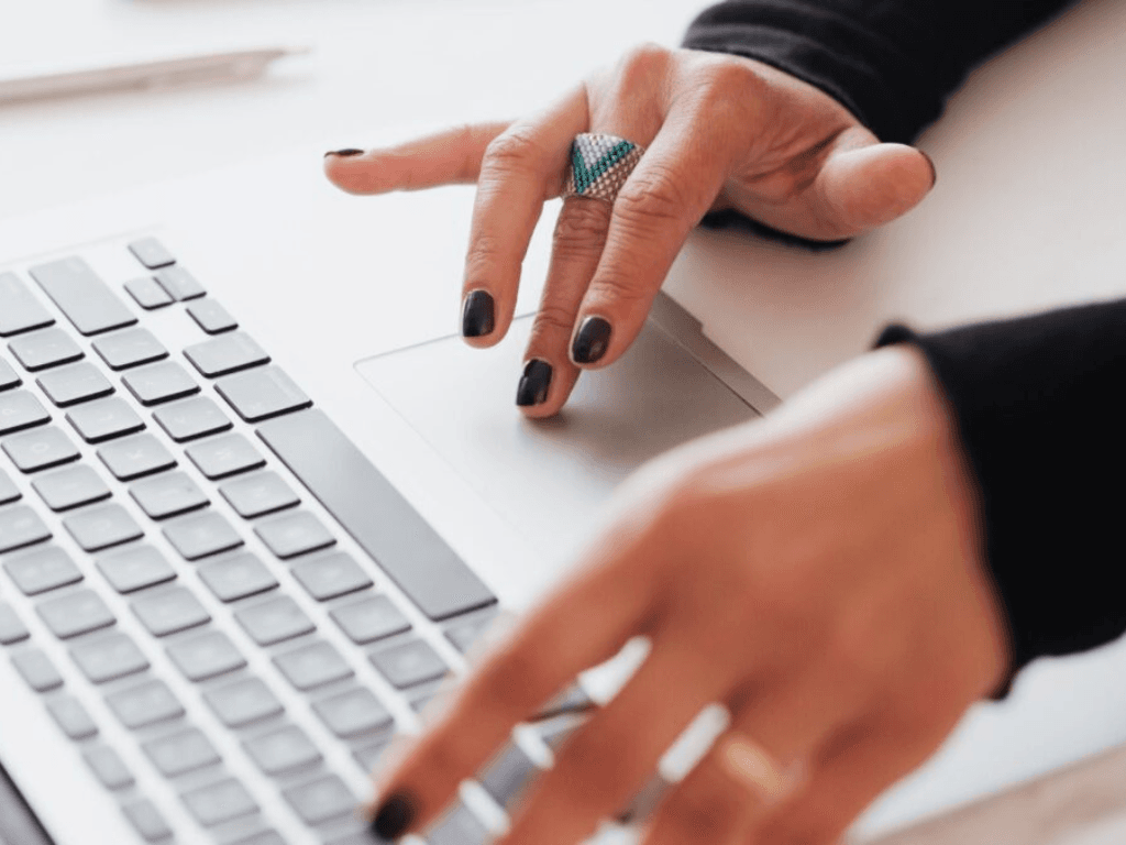 meo-chong-bay-chu-khi-khong-muon-tat-touchpad