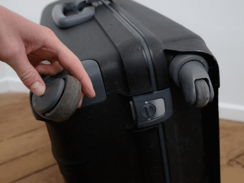 huong-dan-tung-buoc-thay-banh-xe-vali-don-gian-tai-nha