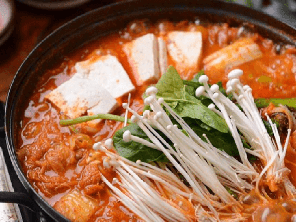cac-buoc-nau-lau-kim-chi-thit-bo-dam-da-khong-bi-chua-gat