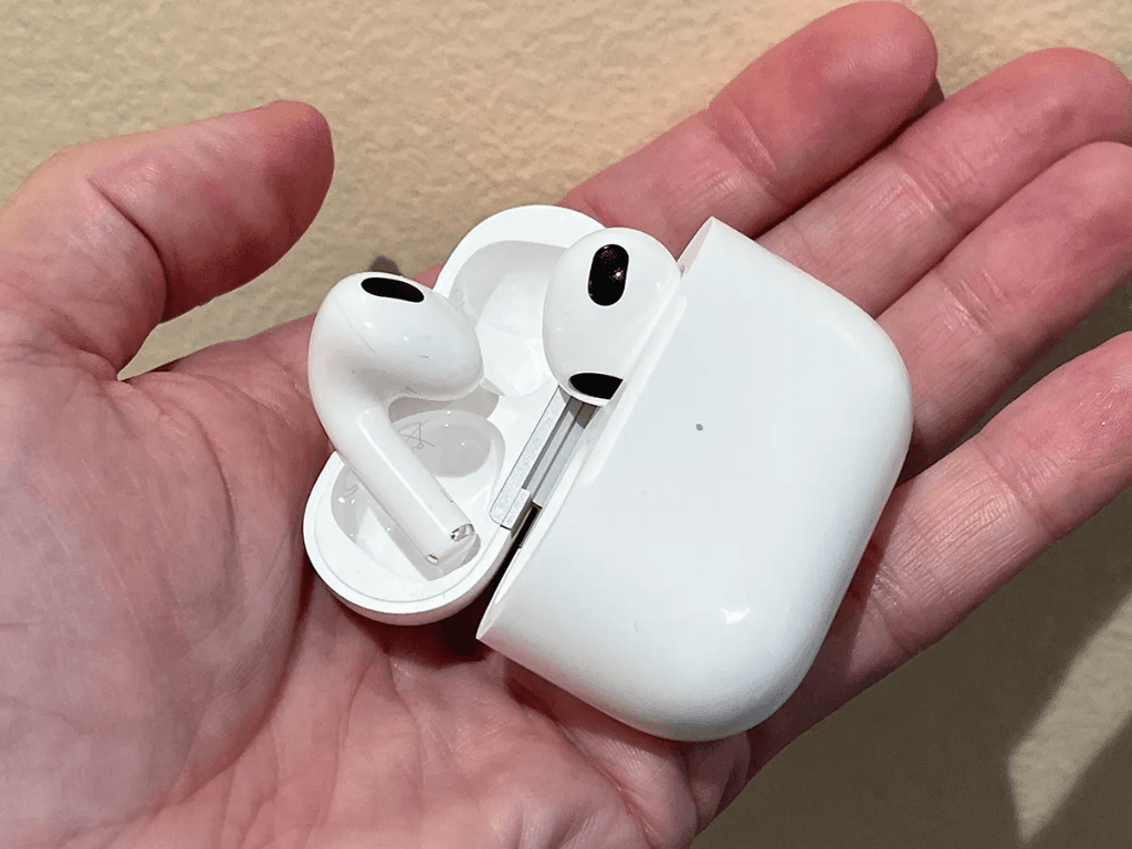tong-quan-airpods-2-vs-airpods-3-khac-nhau-tu-doi-dau
