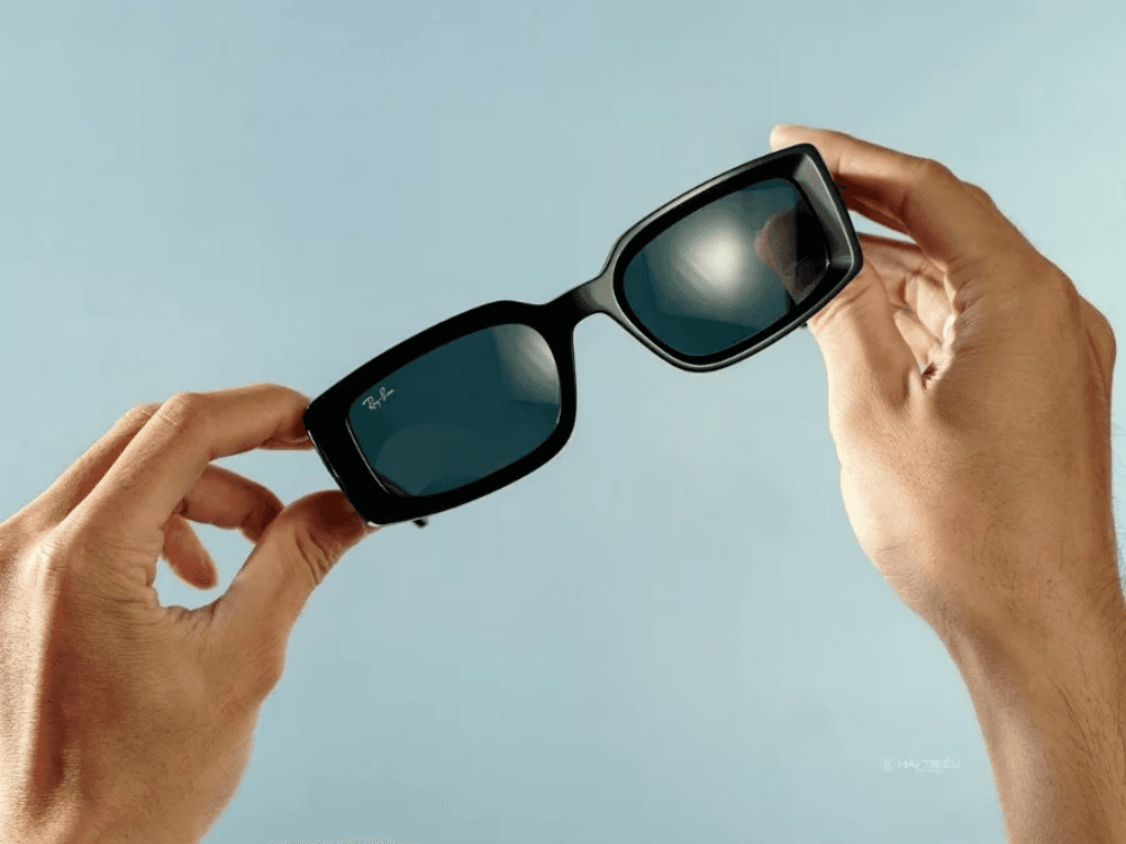 ai-nen-chon-kinh-valentino-rudy-va-chon-mua-o-dau-uy-tin