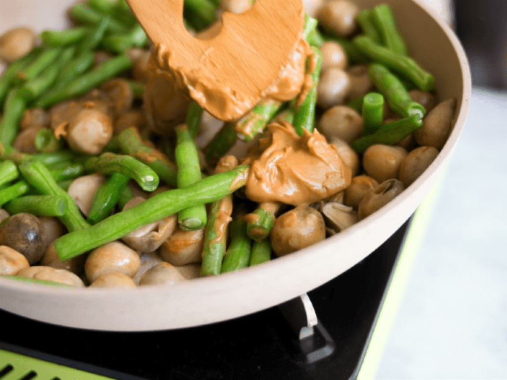 vi-sao-mon-nam-rom-xao-chay-luon-duoc-long-ca-nha