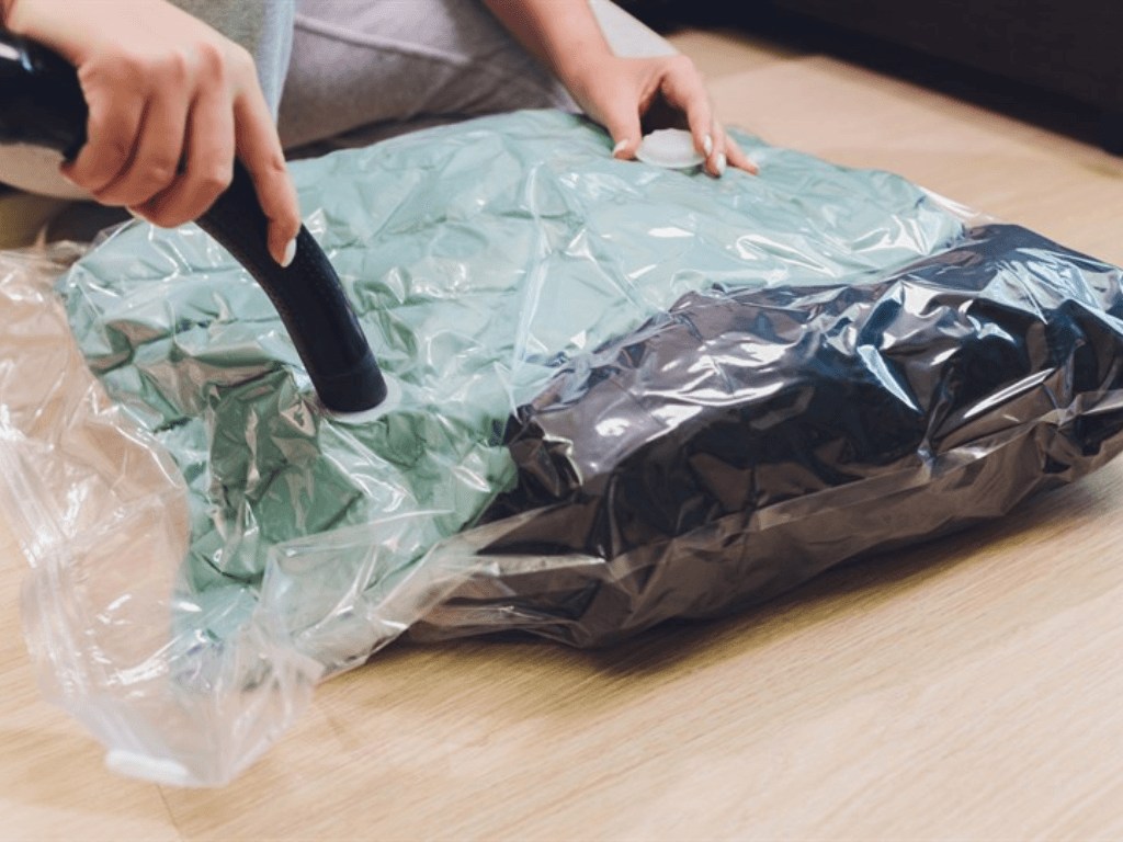 vi-sao-dan-du-lich-can-hut-chan-khong-hanh-ly