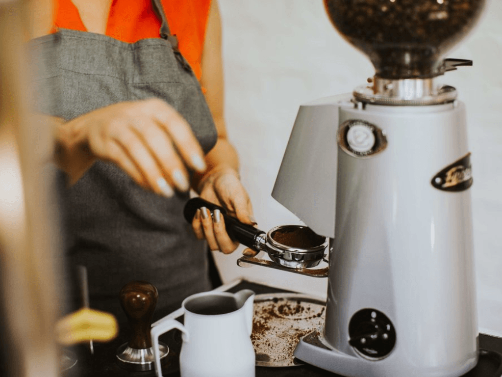 vi-sao-nguoi-moi-bat-dau-nen-dau-tu-dung-may-xay-ca-phe