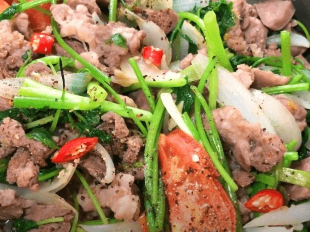 meo-nho-de-mon-luoi-heo-xao-rau-cu-dua-day-hon-nua