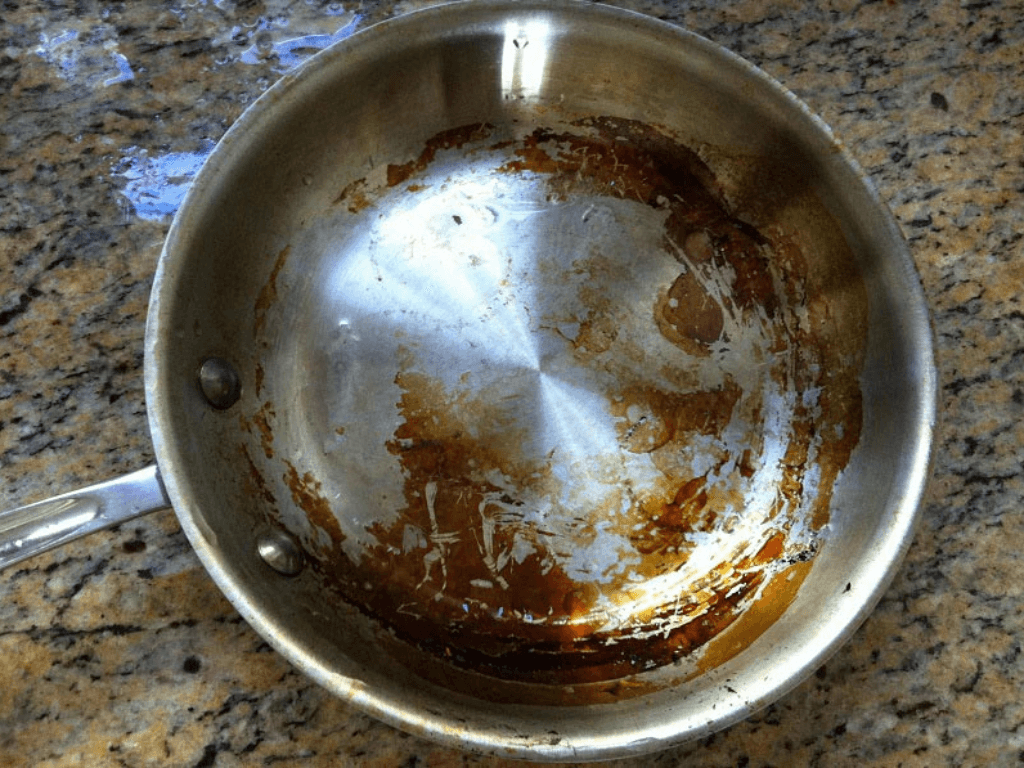 cach-lam-sach-noi-inox-bi-o-vang-bang-nguyen-lieu-tu-nhien