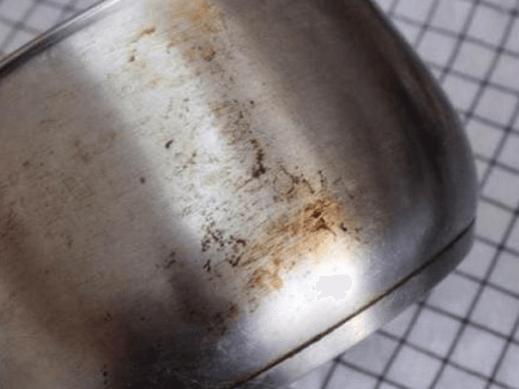 vi-sao-noi-inox-de-bi-o-vang-du-da-rua-sach